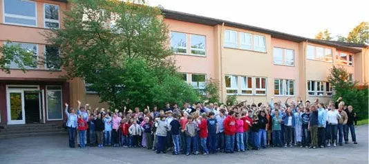 Bild ehemaliger Schülerinnen und Schüler - Hier sind wir "groß" geworden...