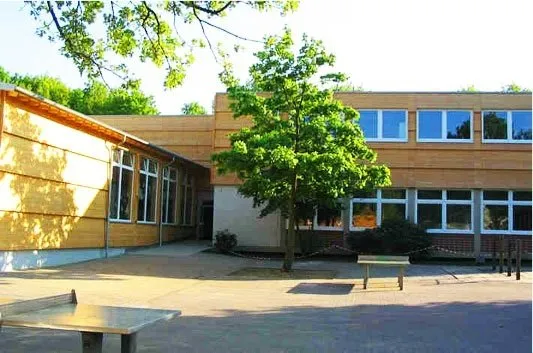 Bild - Aula (linkes Gebäude) und Oberstufentrakt (Obergeschoss)